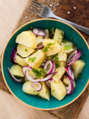 Как приготовить Салат "Горчичный картофель" с отварным картофелем, горчичным соусом, зеленым луком и маринованными огурцами.