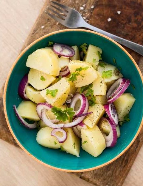 Как приготовить Салат “Горчичный картофель” с отварным картофелем, горчичным соусом, зеленым луком и маринованными огурцами.