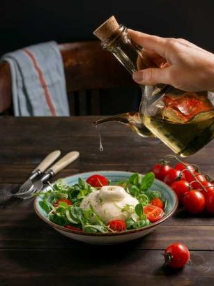 Как приготовить Салат "Греческий с оливками и овощами" с огурцами, помидорами, маслинами, фетой и оливковым маслом.