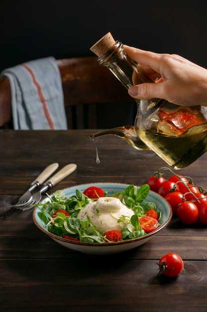 Как приготовить Салат “Греческий с оливками и овощами” с огурцами, помидорами, маслинами, фетой и оливковым маслом.