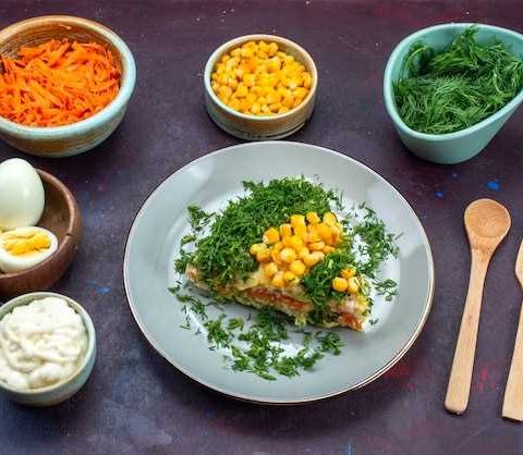Как приготовить Салат “Капустно-морковный” с свежей капустой, морковью, кукурузой и апельсиновым соусом.