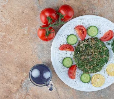 Как приготовить Салат “Зеленое счастье” с миксом зеленых листьев, авокадо, огурцом, зеленым горошком и лимонным соусом.
